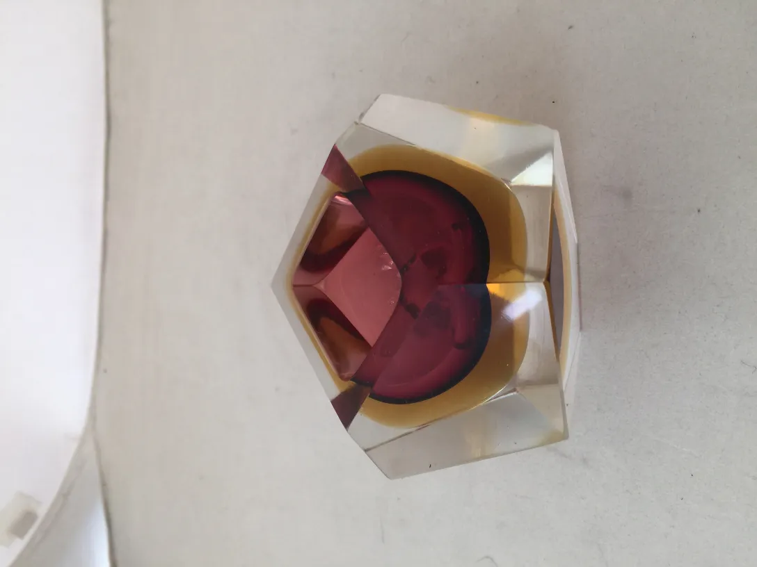 有趣的古老穆拉诺玻璃物品，六角形，鲜艳的颜色，背景光亮