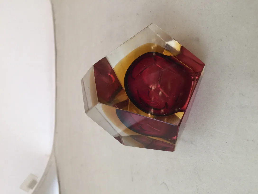 objeto decorativo antigo de cristal de murano em forma hexagonal com tons vermelhos e amarelos