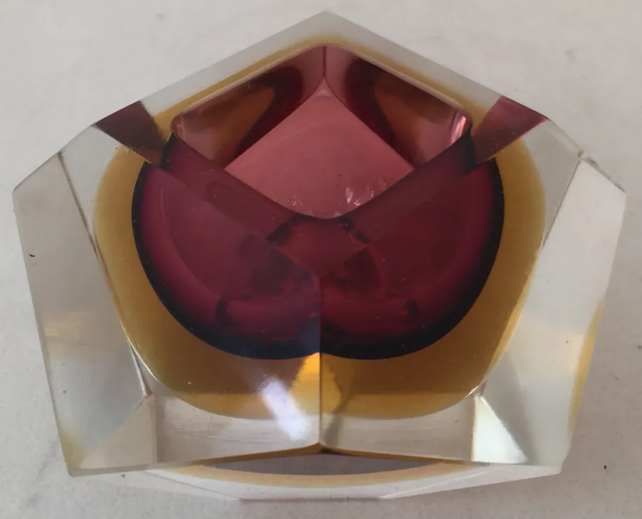 Antiguo cristal de Murano, figura en tonos cálidos y vibrantes, forma hexagonal