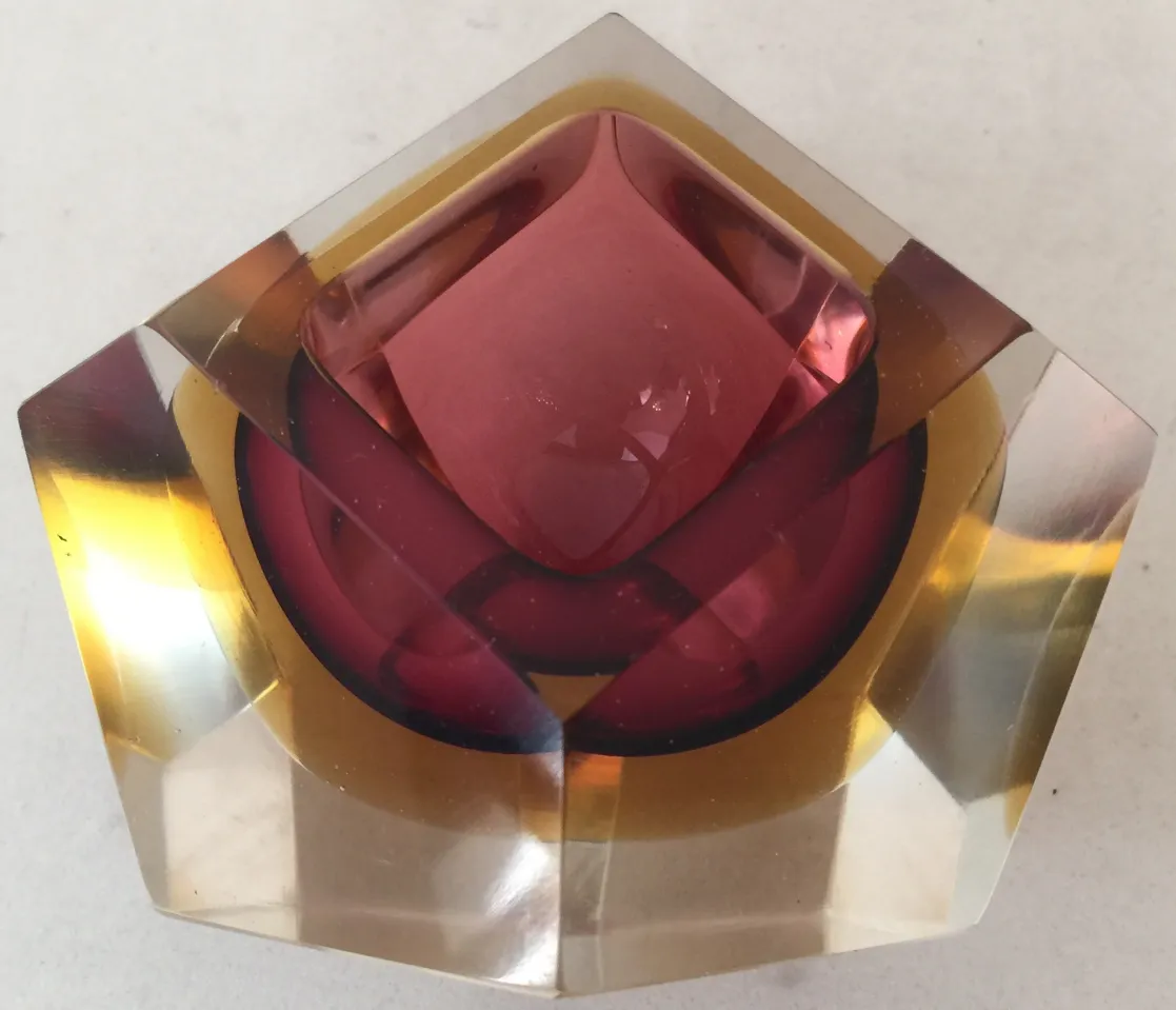 Antico vetro di Murano nei colori rosso e dorato, forma poligonale.