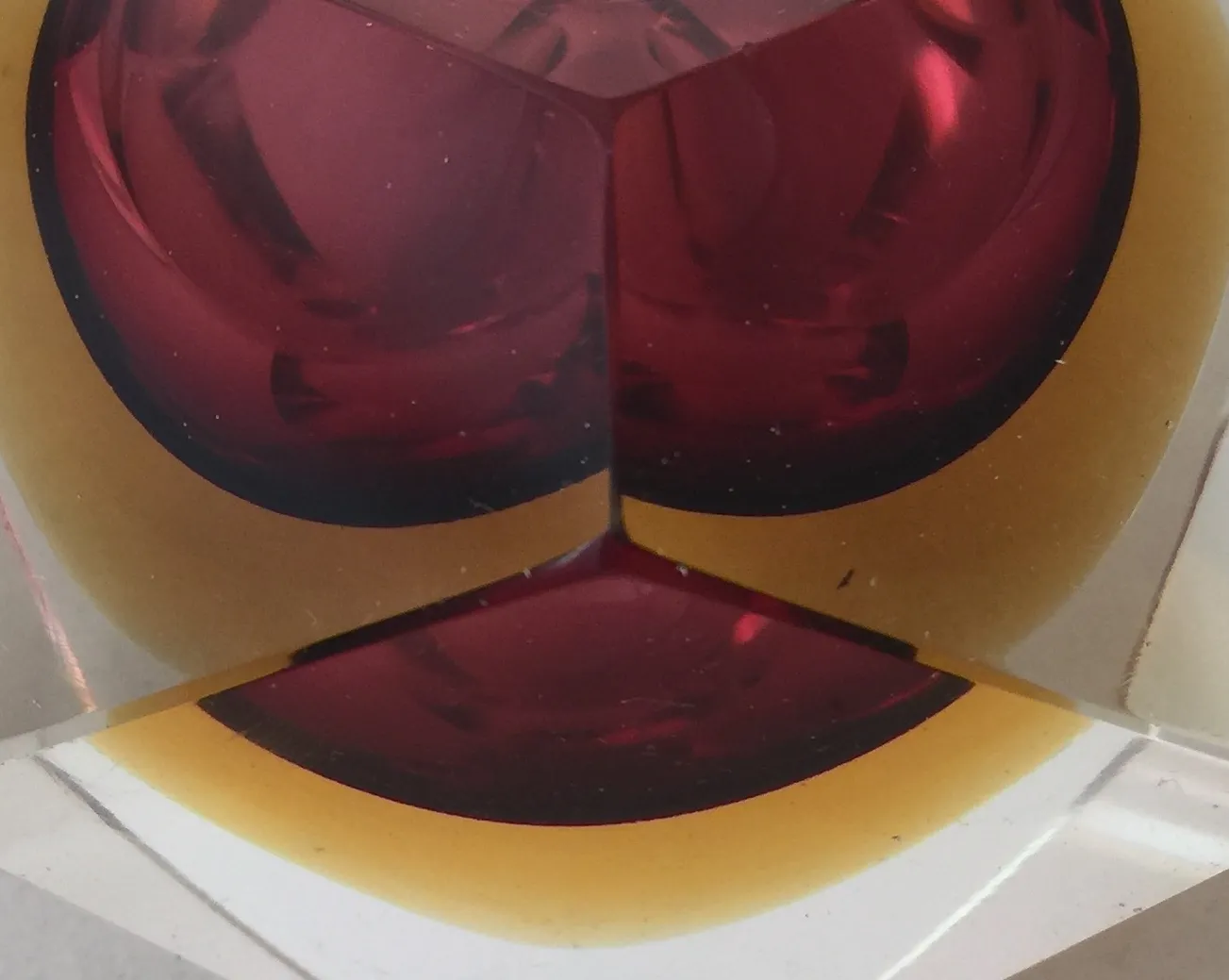 Antikes Murano-Glas mit lebendigen Farben