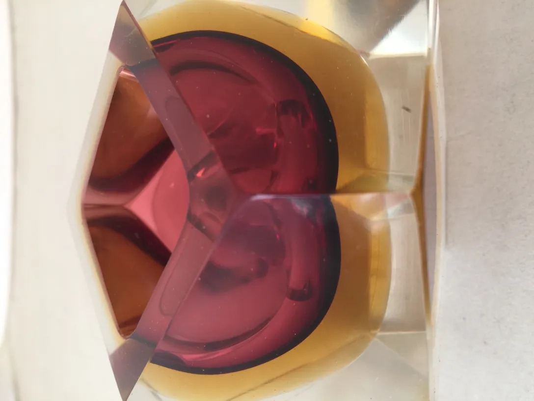 Antigo cristal de Murano com tons de vermelho e âmbar, decorativo.