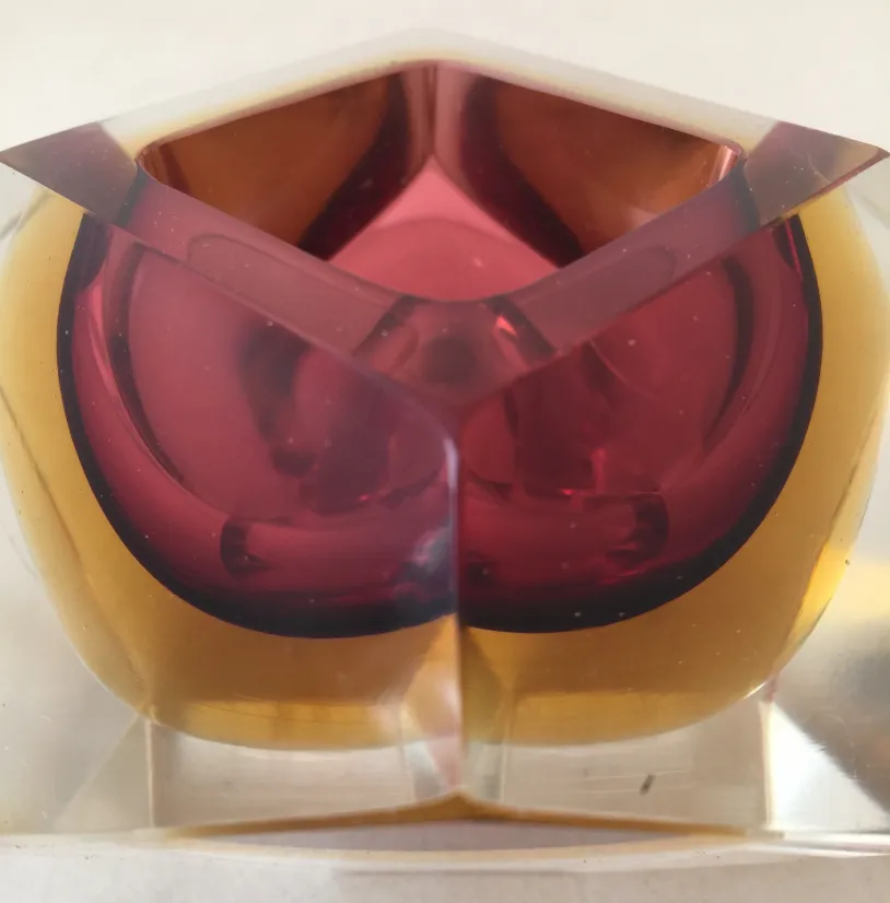 antikes objekt mit bunten formen aus murano-glas