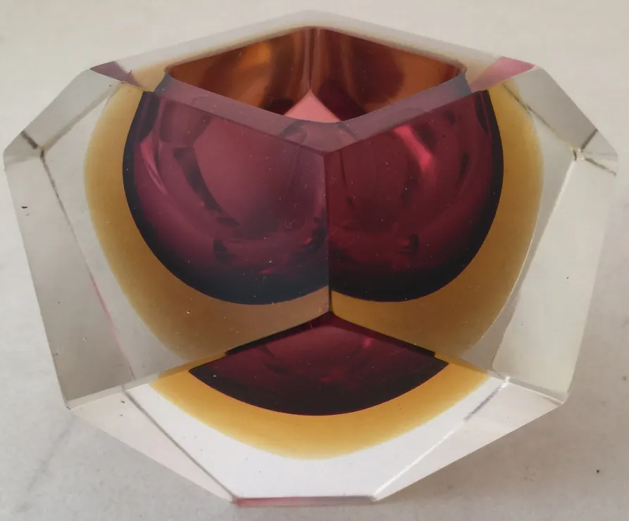 Antikes Murano-Glas mit lebhaften Farben und einzigartigen Formen