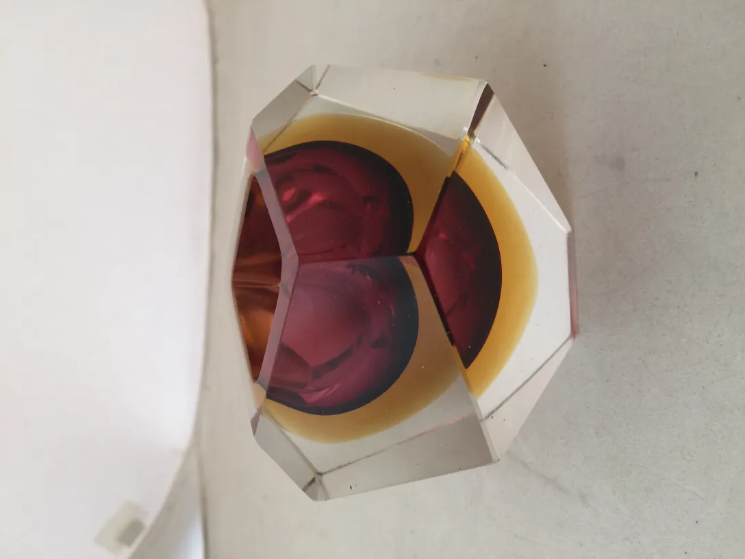 古老的穆拉诺玻璃，中间有明亮的颜色和独特的形状