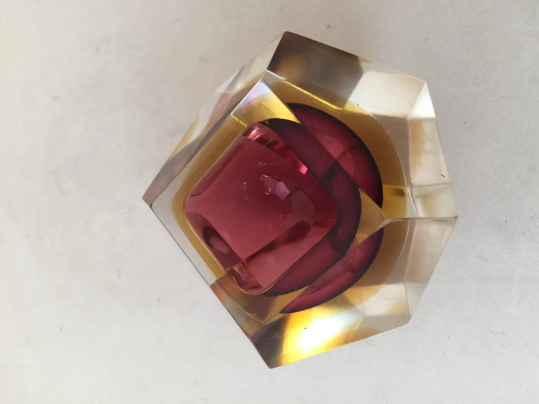 古いデザインの金色の詳細を含む赤い仕上げ