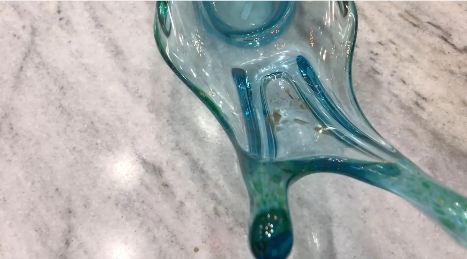 peça antiga de cristal de murano sobre mesa clara