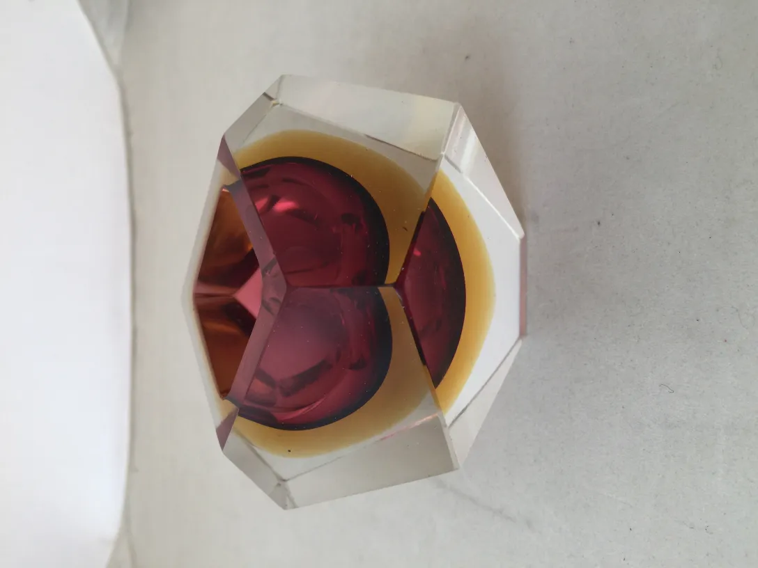 古老的穆拉诺玻璃呈圆形设计和鲜艳颜色，背景中性色调。