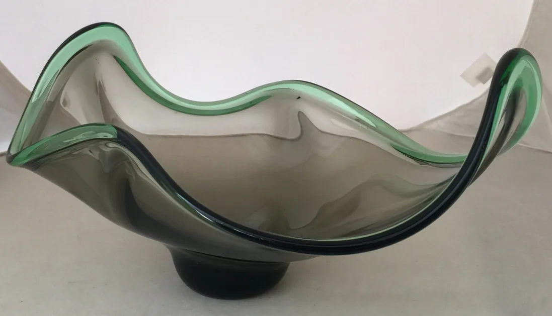 pezzo di vetro di murano a forma ondulata in tonalità scure e verdi