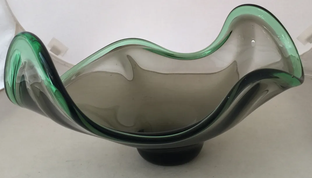 Ancien cristal de Murano en forme ondulée avec des teintes vertes et grises