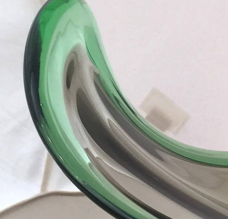 Ancien cristal de Murano en vert vif avec un design incurvé.