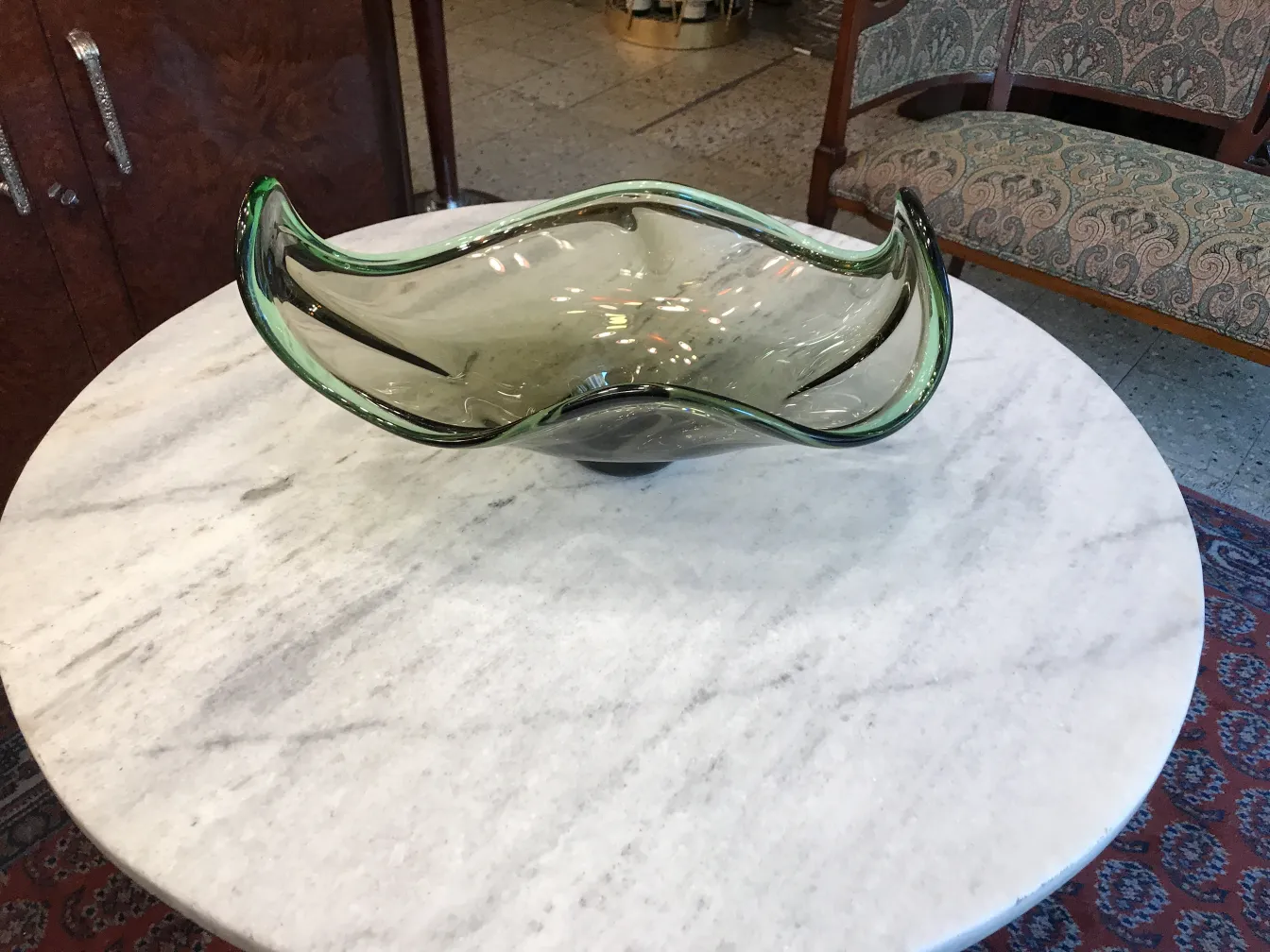 peça decorativa de cristal de murano em forma ondulada sobre mesa