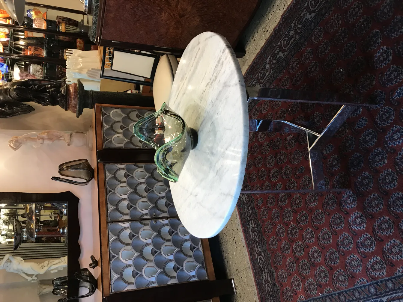 テーブル上の波状の美しいムラーノガラス