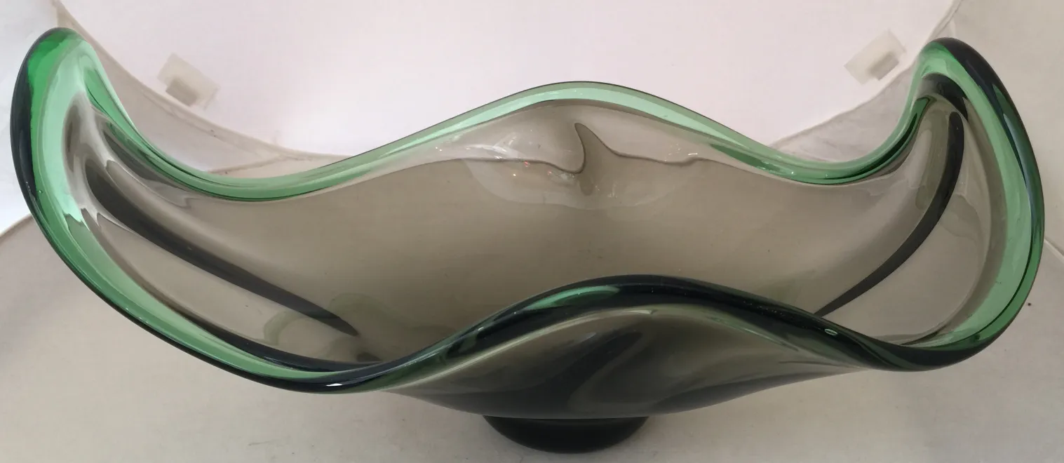 Ancien cristal de Murano en forme ondulée vert et gris foncé