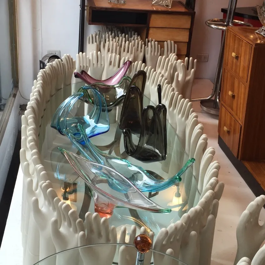 古風な環境にある色とりどりのムラーノガラス作品。