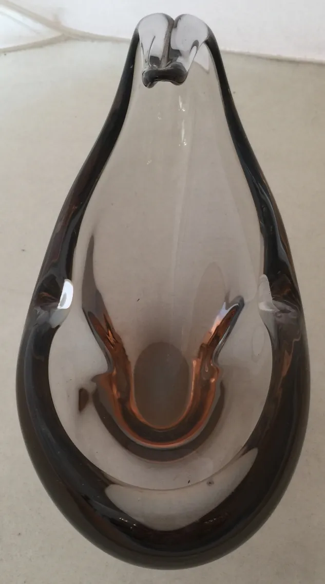 vase de cristal de murano com forma estilizada e cor esfumaçado