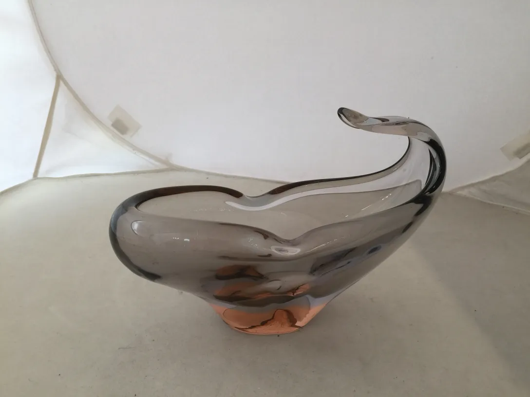 Elegante vetro di Murano con forma fluida e morbida.