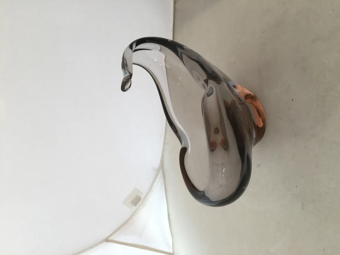 antikes murano-glas mit eleganter form und rauchiger farbe