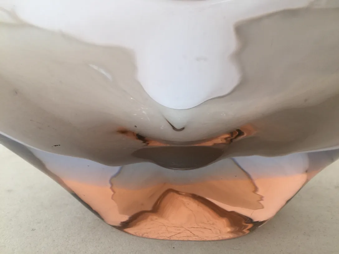 흐르는 형태와 따뜻한 색상의 고대 무라노 유리 꽃병.