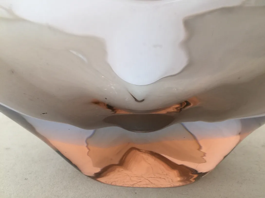 dettaglio di un antico vetro di Murano in rosa e bianco