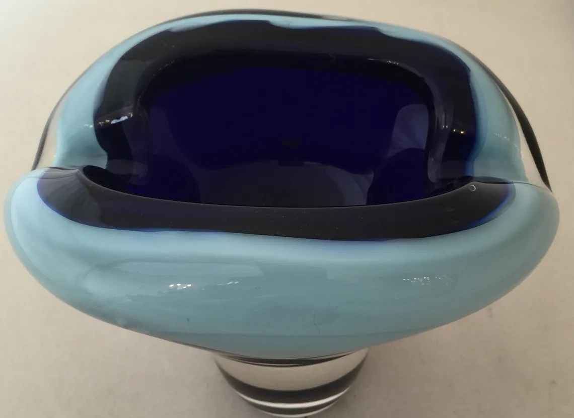 Ancien cristal de Murano bleu avec forme décorative