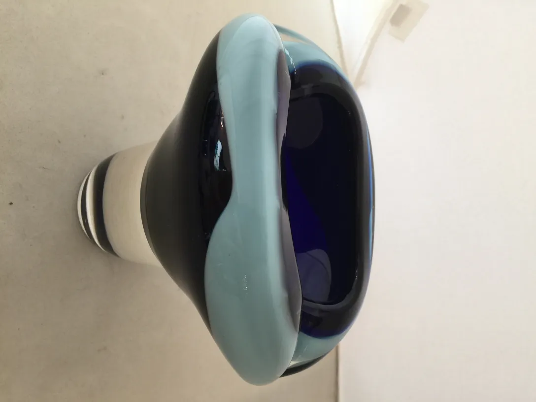 vaso antigo de cristal de murano em tons de azul e preto