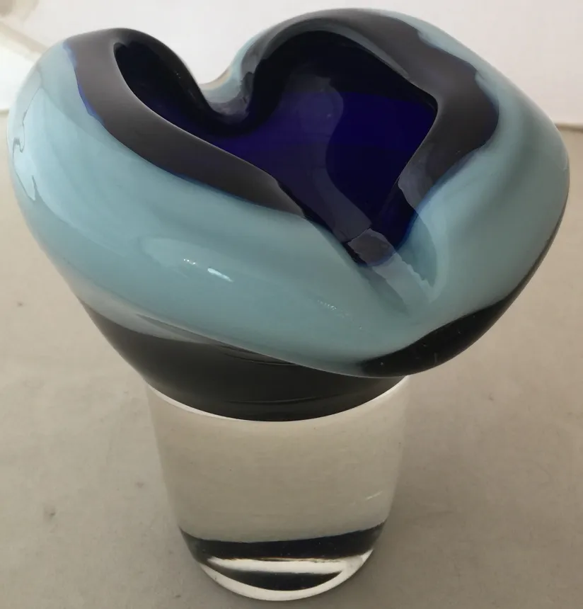 vase antigo de cristal de murano em tons de azul e preto