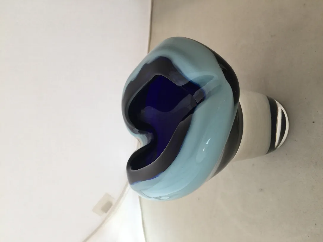 Antike Murano-Glasvase in Blau und Schwarz mit eleganten Formen.