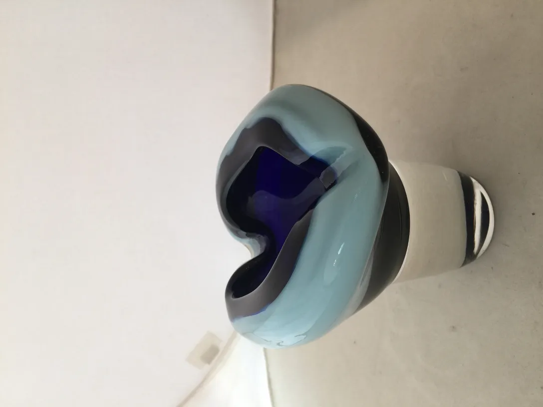 古老的穆拉诺玻璃装饰品，蓝色和黑色交错