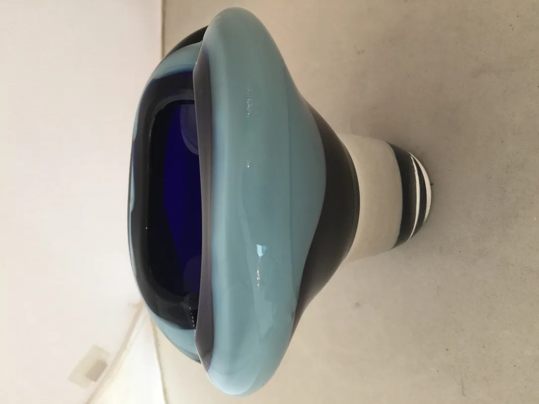 Ancien cristal de Murano avec des formes décoratives en bleu et gris.