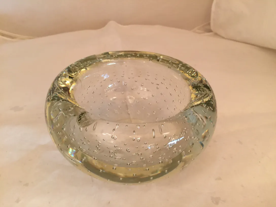 antiga peça de cristal de murano com formas arredondadas e bolhas, fundo claro