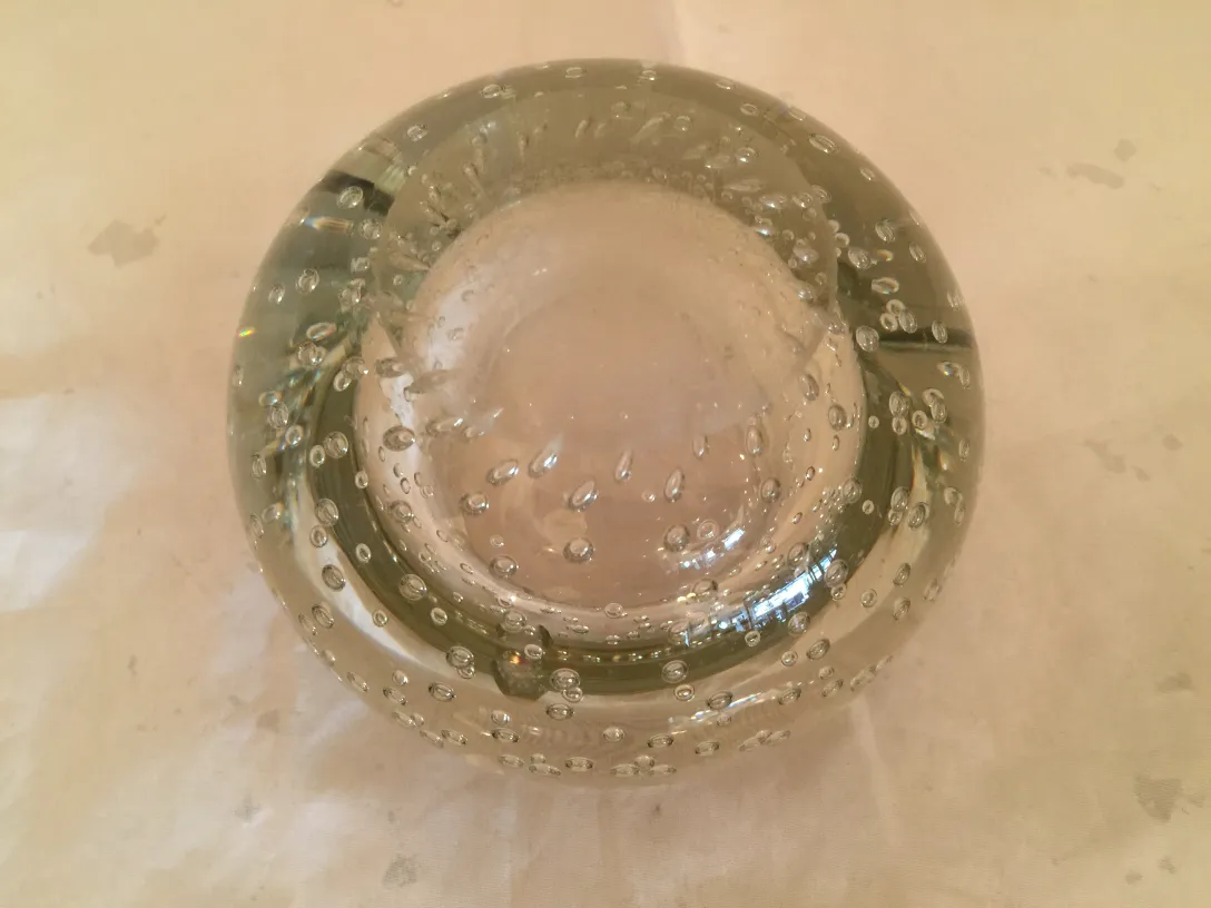 泡のある丸いムラノガラスのベース