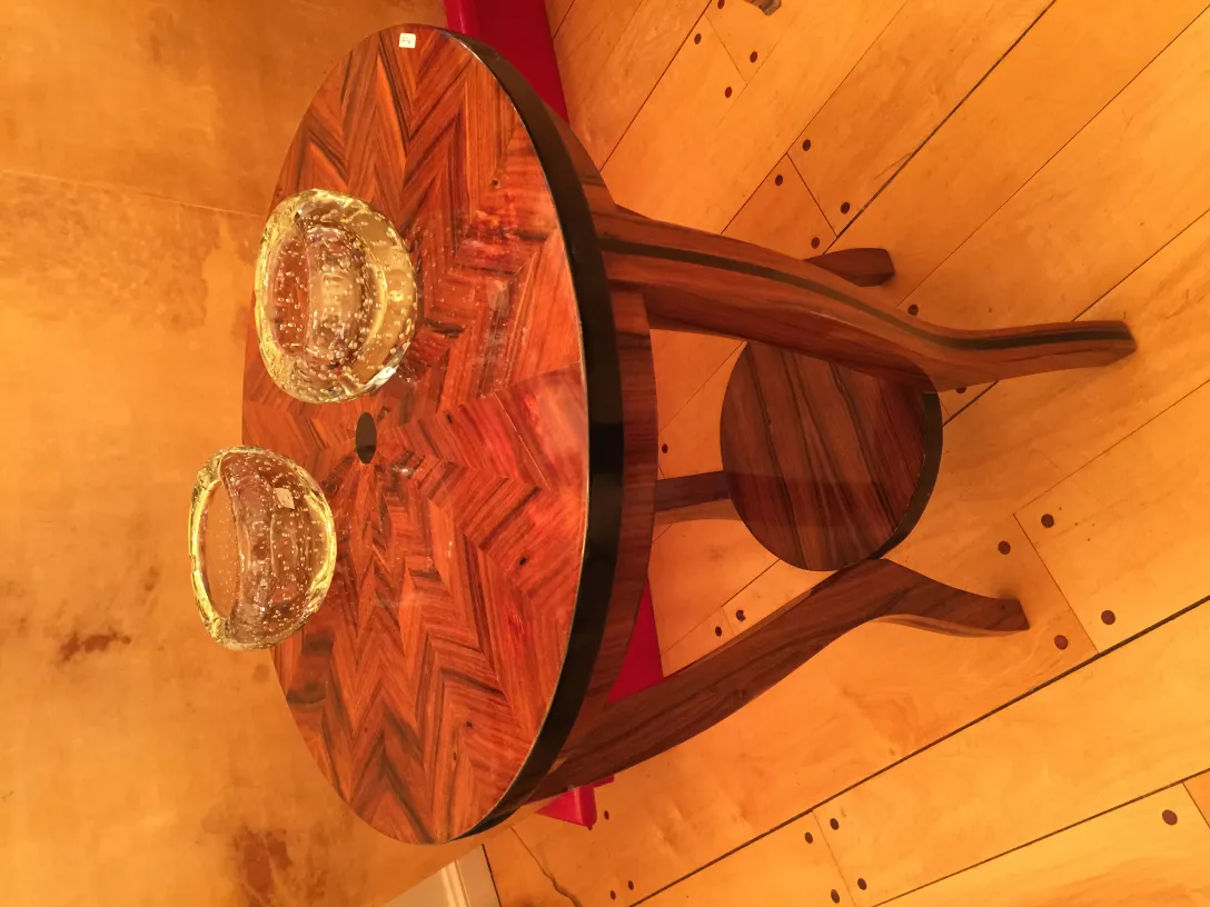 dos decorativos bonitos de cristal de murano sobre una mesa circular con un diseño de madera de lujo