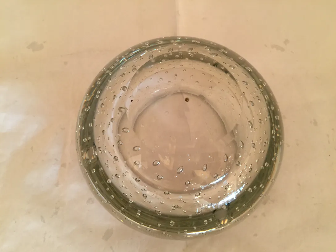 古老的穆拉诺玻璃带气泡的圆形设计