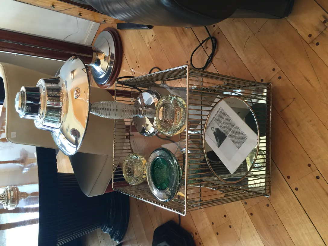 античное украшение из муранского стекла с уникальными формами и яркими цветами, детали уютного интерьера