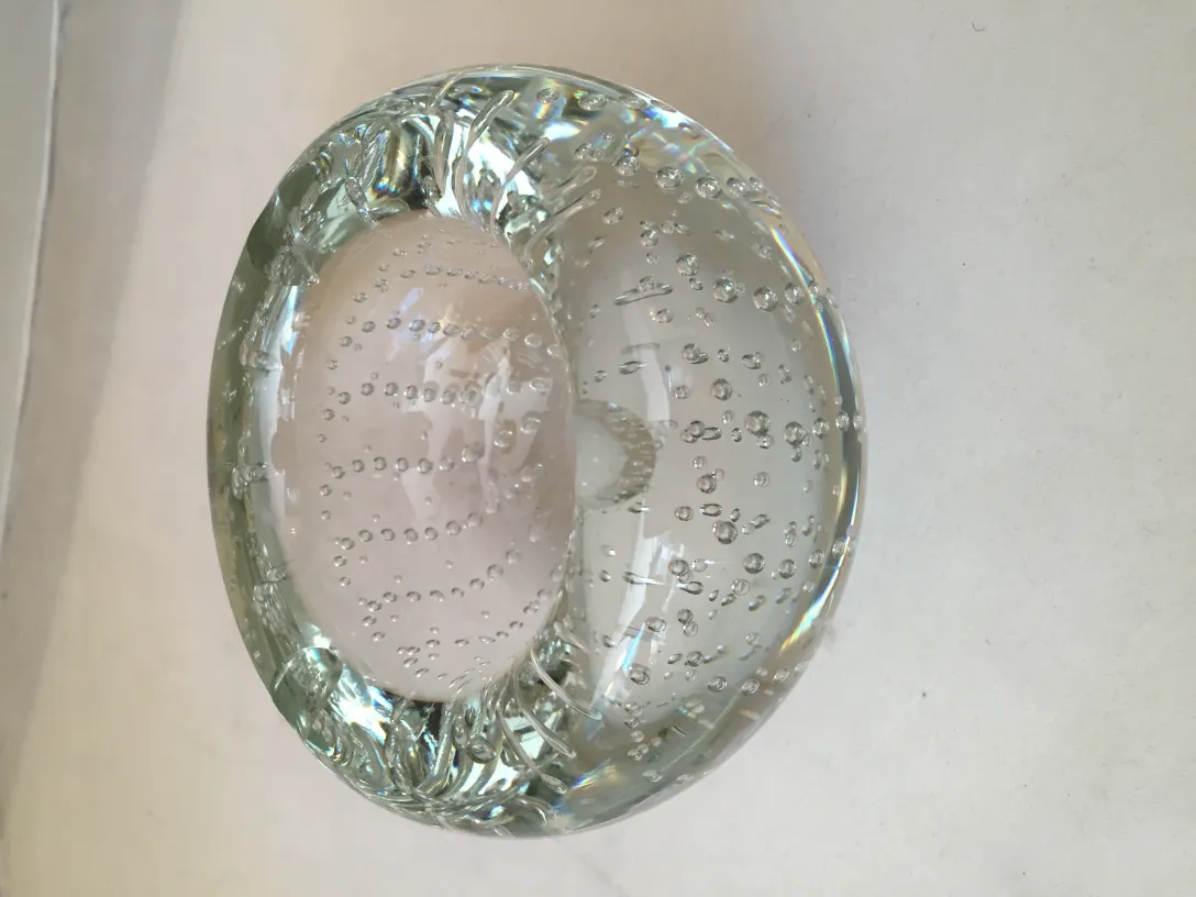 sphère en cristal de murano claire avec des bulles