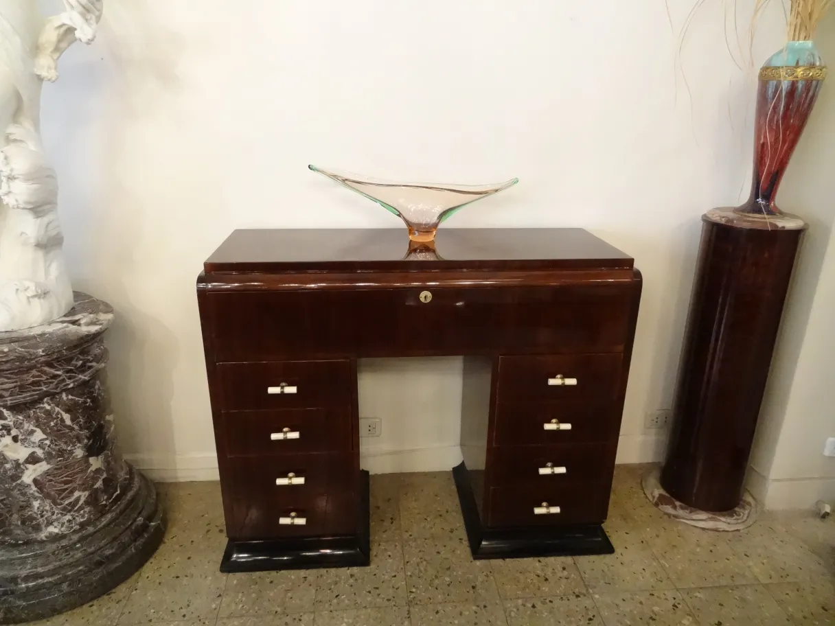 adorno de cristal de murano sobre un escritorio antiguo con cajones