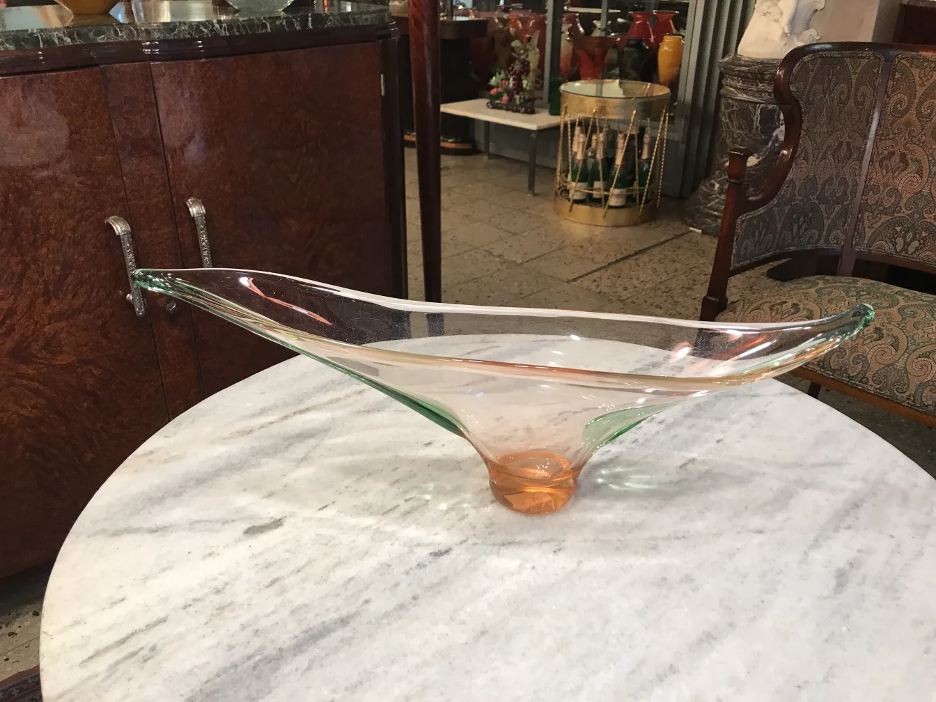 vaso de cristal de murano antiguo con colores vibrantes en un entorno de antigüedades