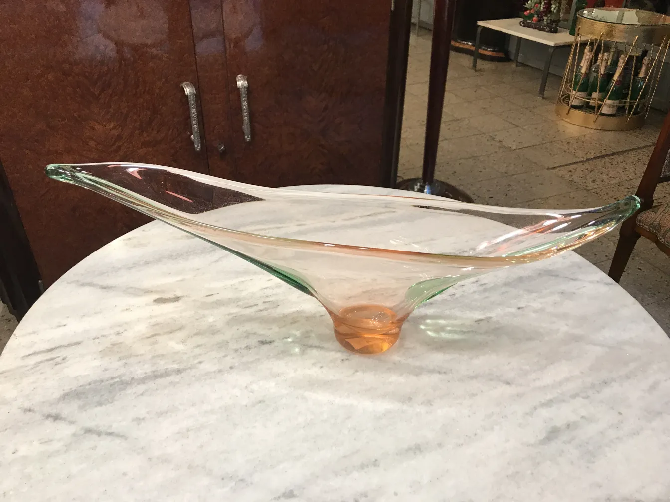 Antikes Murano-Glas mit eleganten Formen und subtilen Farben