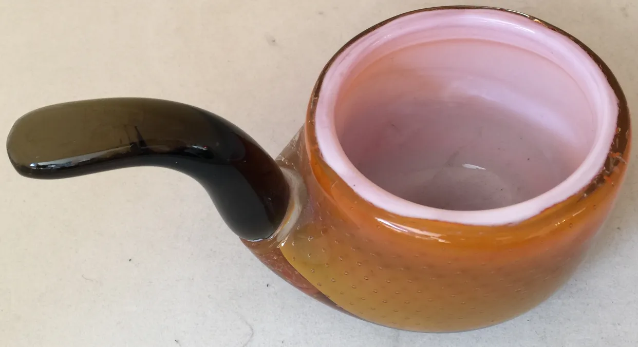 antigo objeto de cristal de murano em tons de laranja com cabo preto