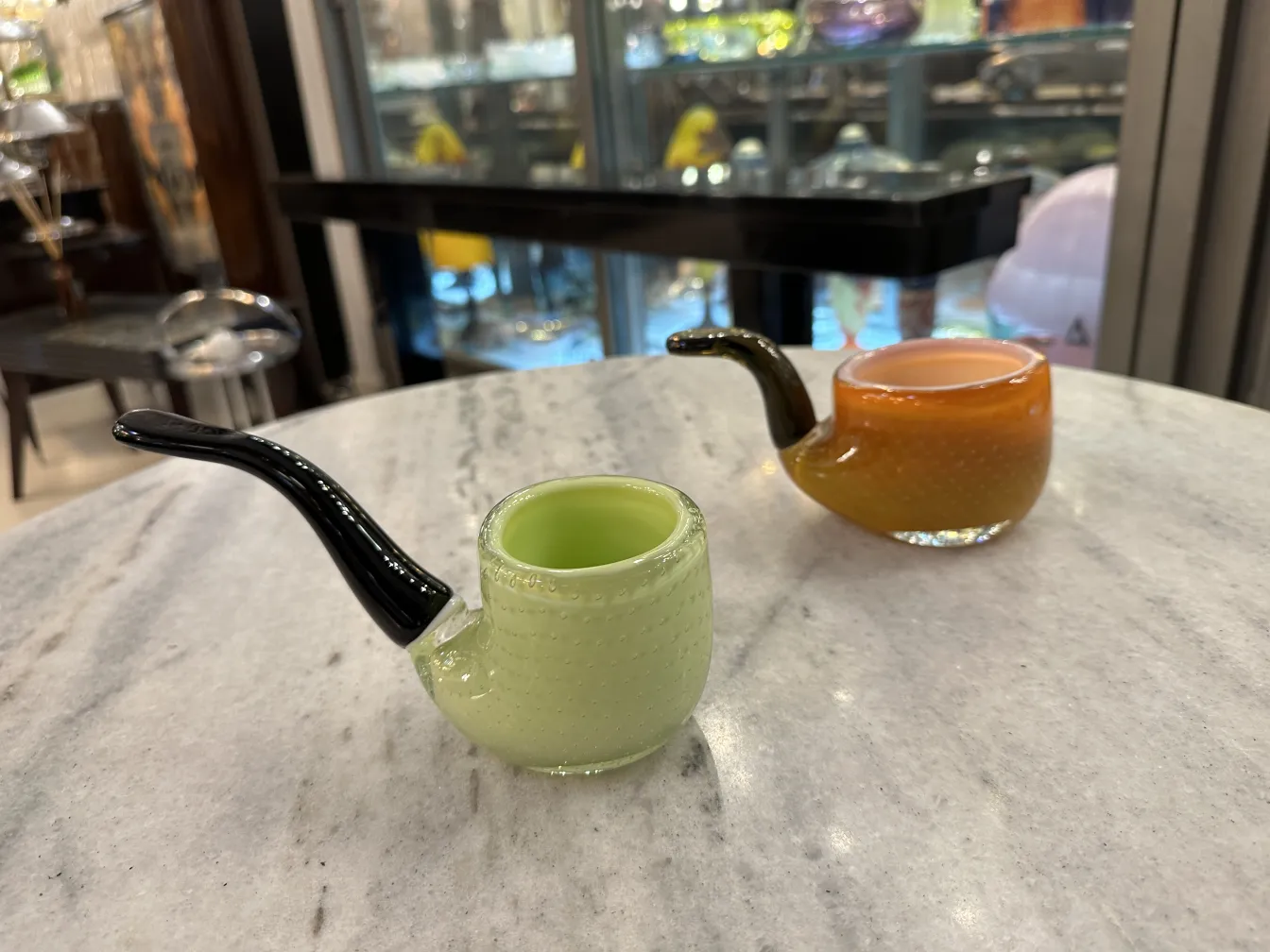 deux anciens cristaux de murano décoratifs en vert et orange