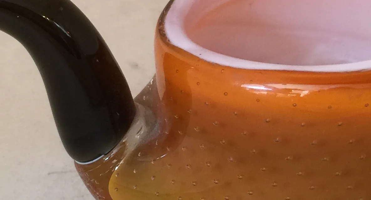 vase antigo de cristal de murano na cor âmbar com alça preta