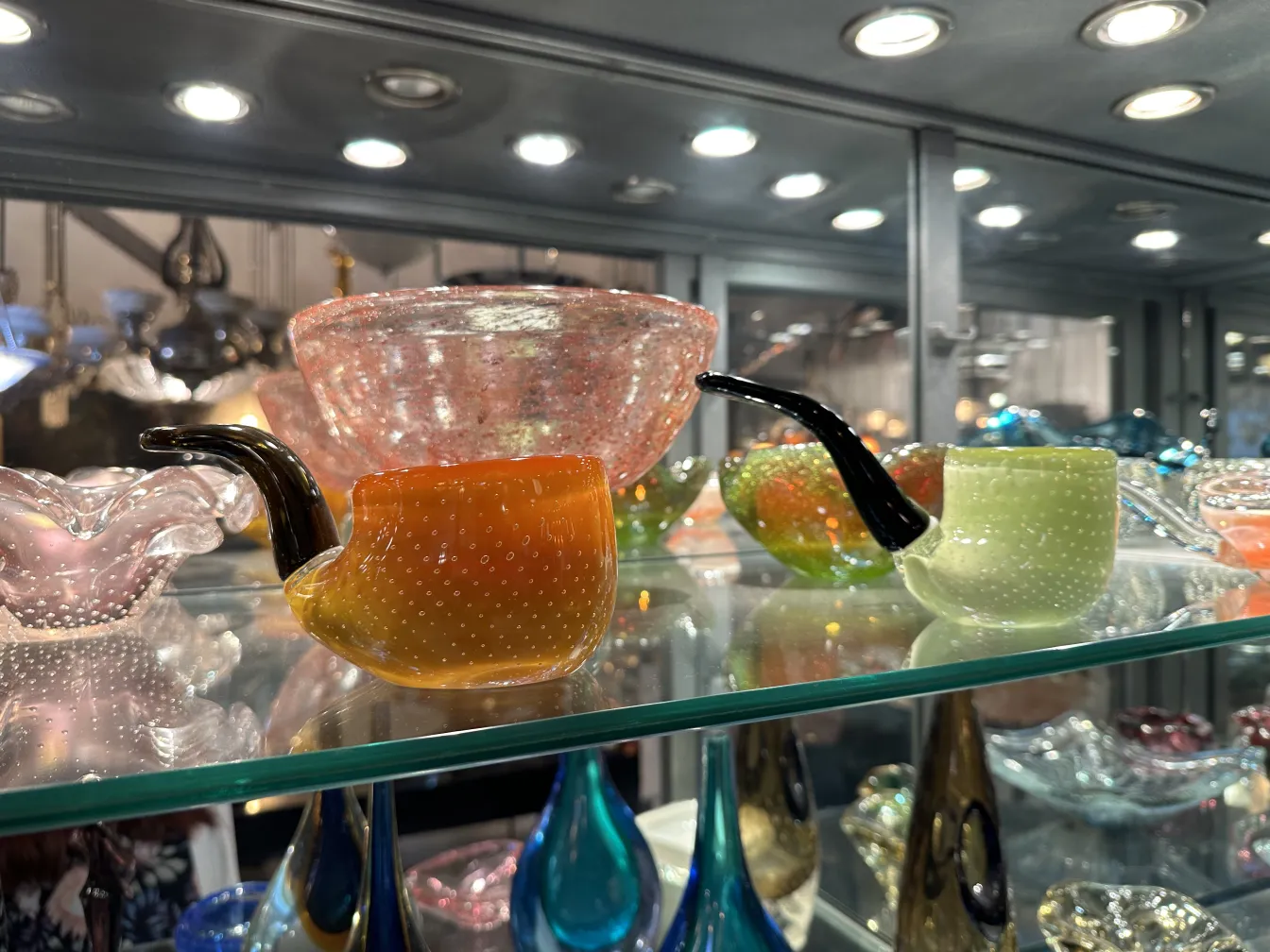 taza de cristal de murano en tonos vibrantes en exhibición