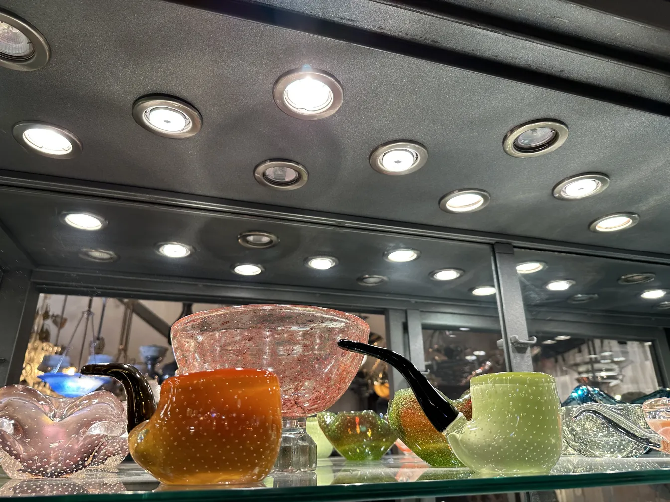 colorido conjunto de antigüedades de cristal de murano en exhibición