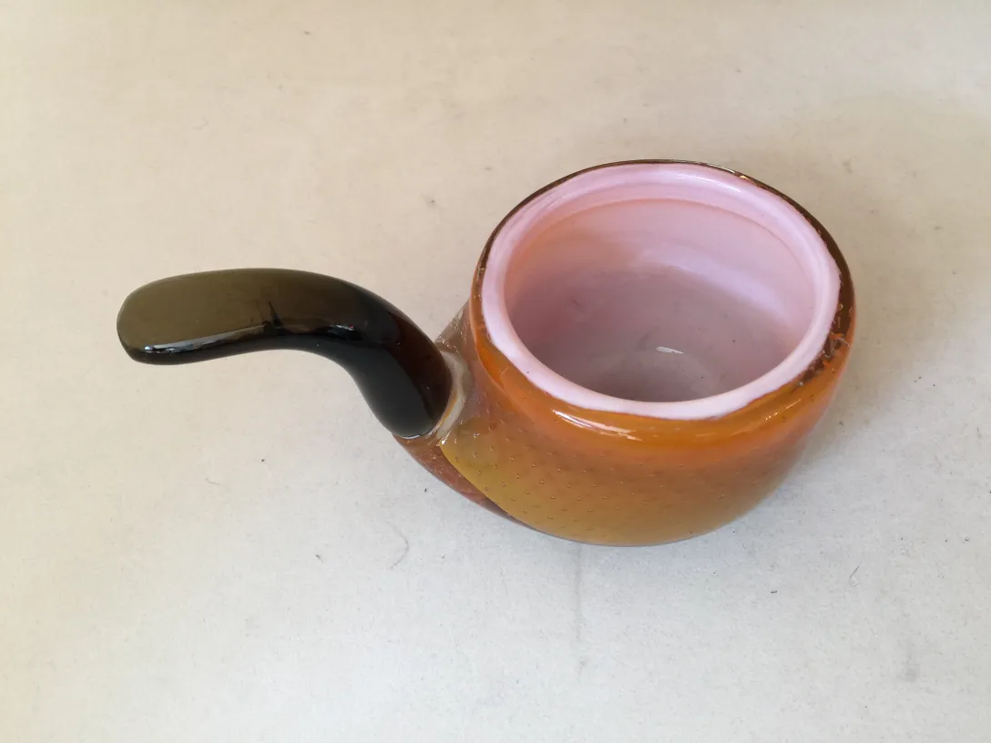 ancienne cruche en cristal de murano avec des détails orange et noir