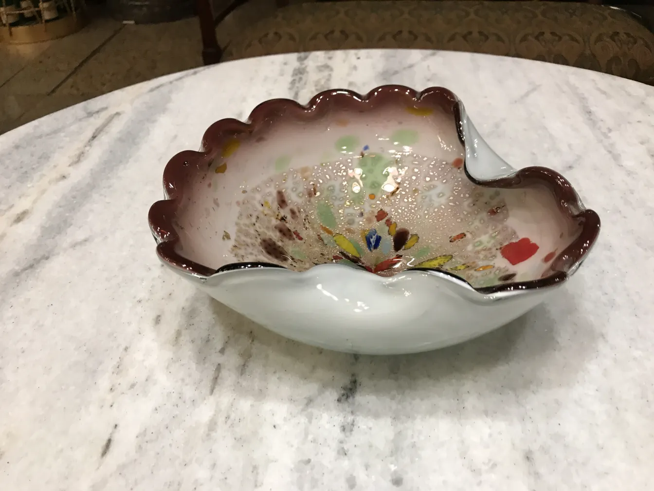 tigela de cristal de murano ondulada com cores vivas