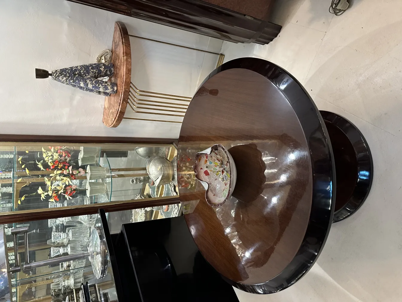 고풍스러운 무라노 유리 그릇, 밝은 색상의 광택 있는 테이블 위에