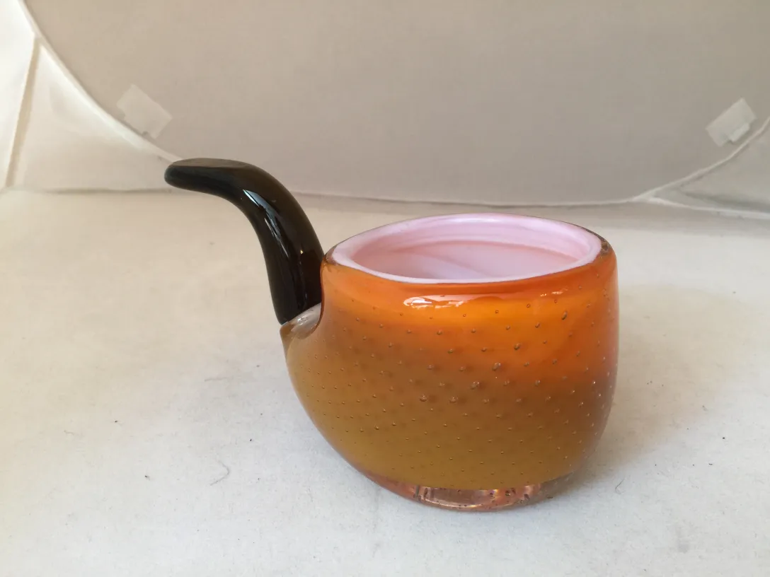 antikes murano-glas stück mit sanften formen und gewelltem rand