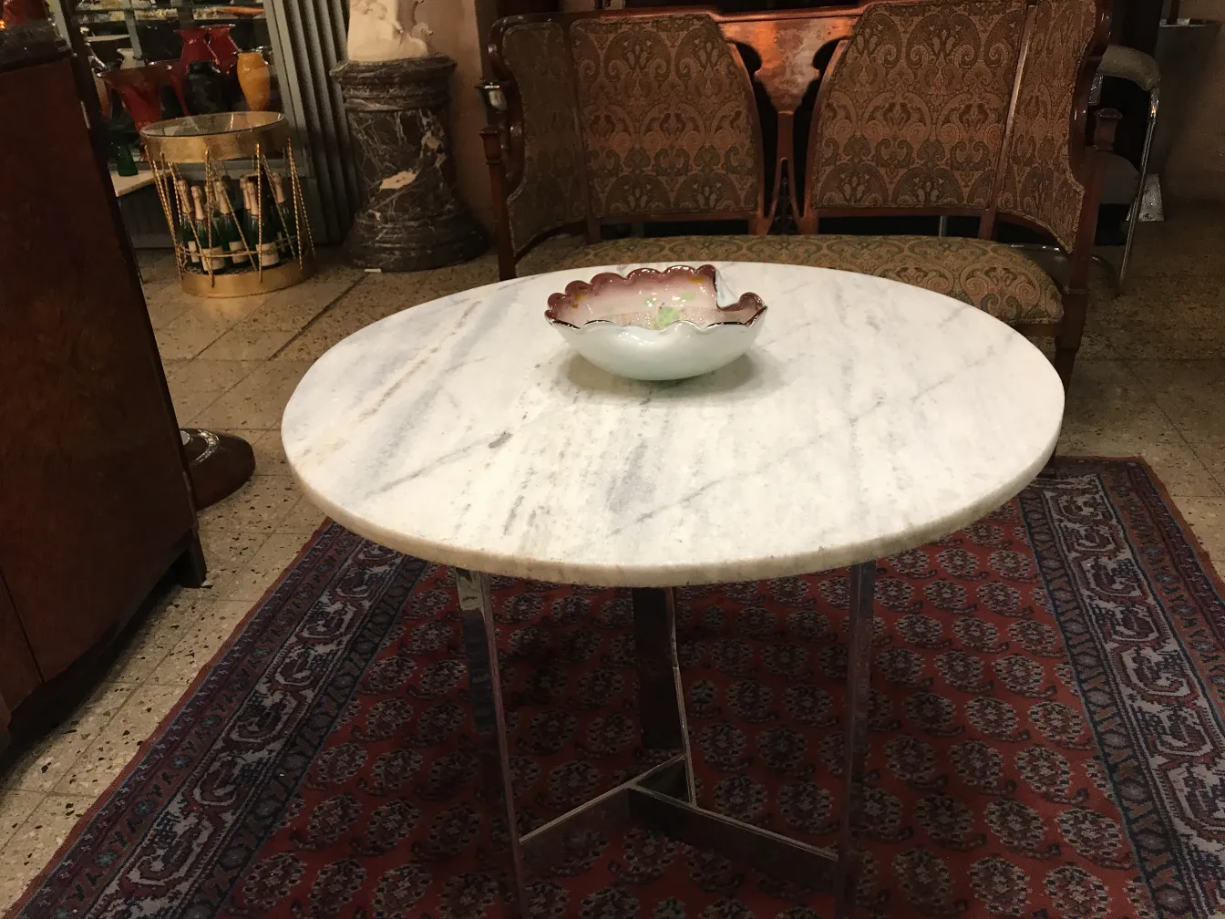 antikes murano-glas dekoratives objekt auf einem tisch