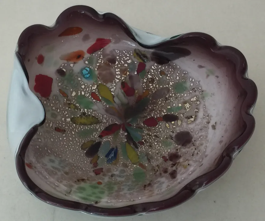 antica ciotola in vetro di murano con design colorato e bordo ondulato